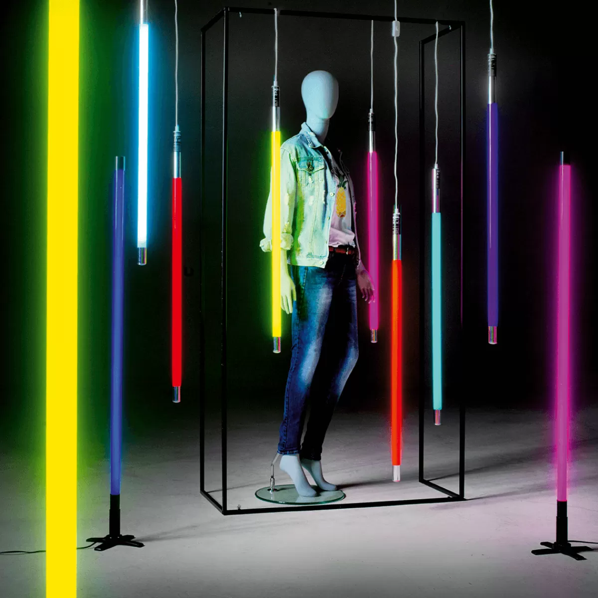 cadre_dcoratif_en_mtal_noir_200_cm_de_haut_3.webp DecoWoerner Cadre Décoratif En Métal, 200 Cm De Haut