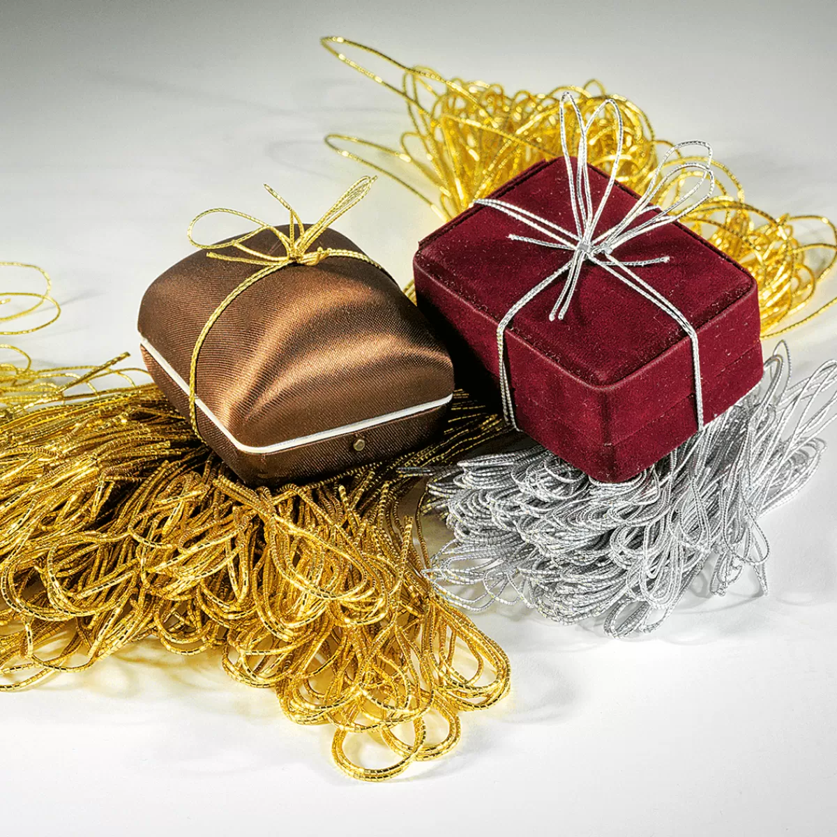 DecoWoerner Noeuds Prêts à L’emploi Dés Long. 25 Cm, 100 Pces