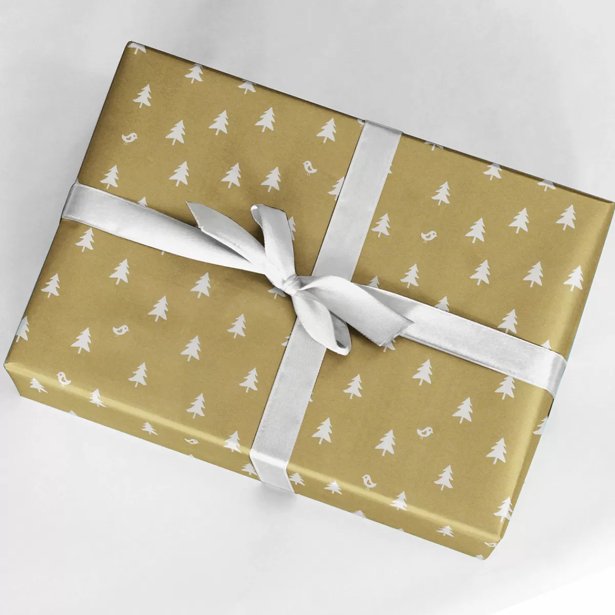 DecoWoerner Papier Cadeau De Noël Dé Durable Avec Sapins Blancs - Rouleau De Papier Cadeau De 50 M
