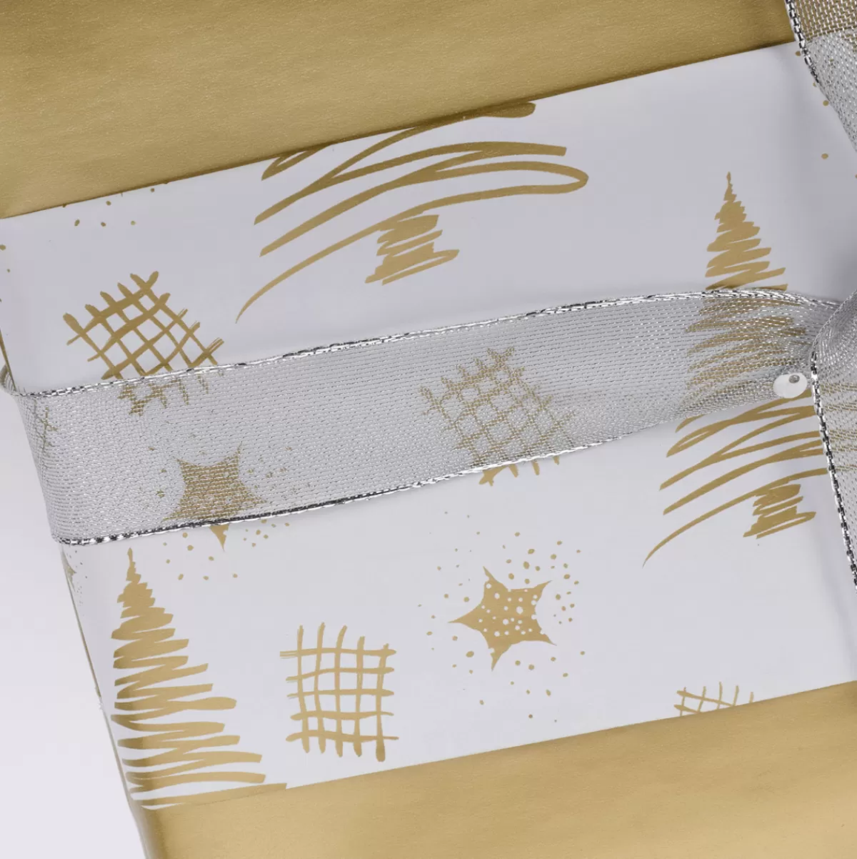 DecoWoerner Papier Cadeau De Noël Durable Double Face Avec Sapins & étoiles Dés - Rouleau De Papier Cadeau De 50 M