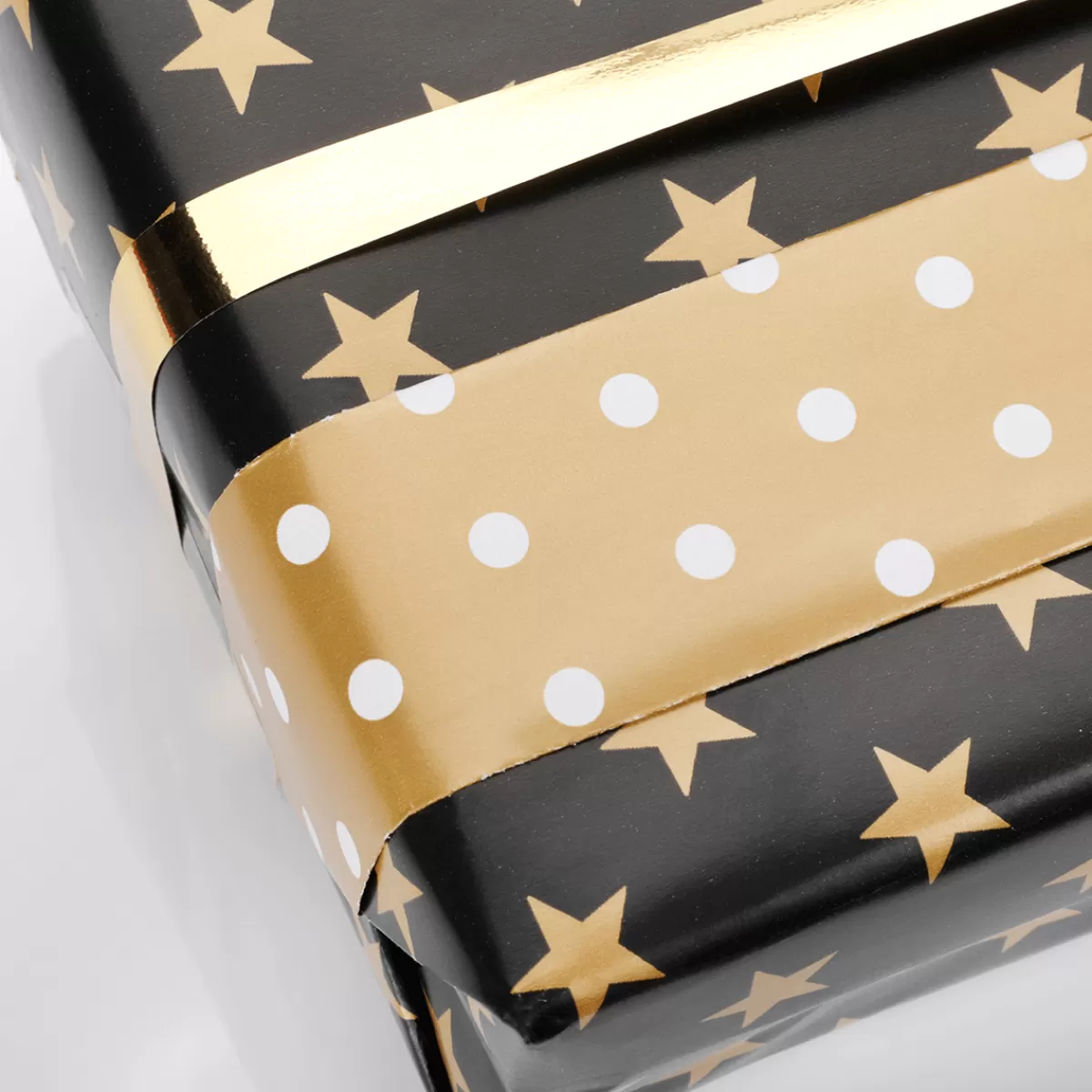 papier_cadeau_double_face_nol_noir__or_avec_toiles__pois__50_m_de_papier_cadeau_en_rouleau_5.webp DecoWoerner Papier Cadeau Double Face Noël Noir & Avec étoiles & Pois - 50 M De Papier Cadeau En Rouleau