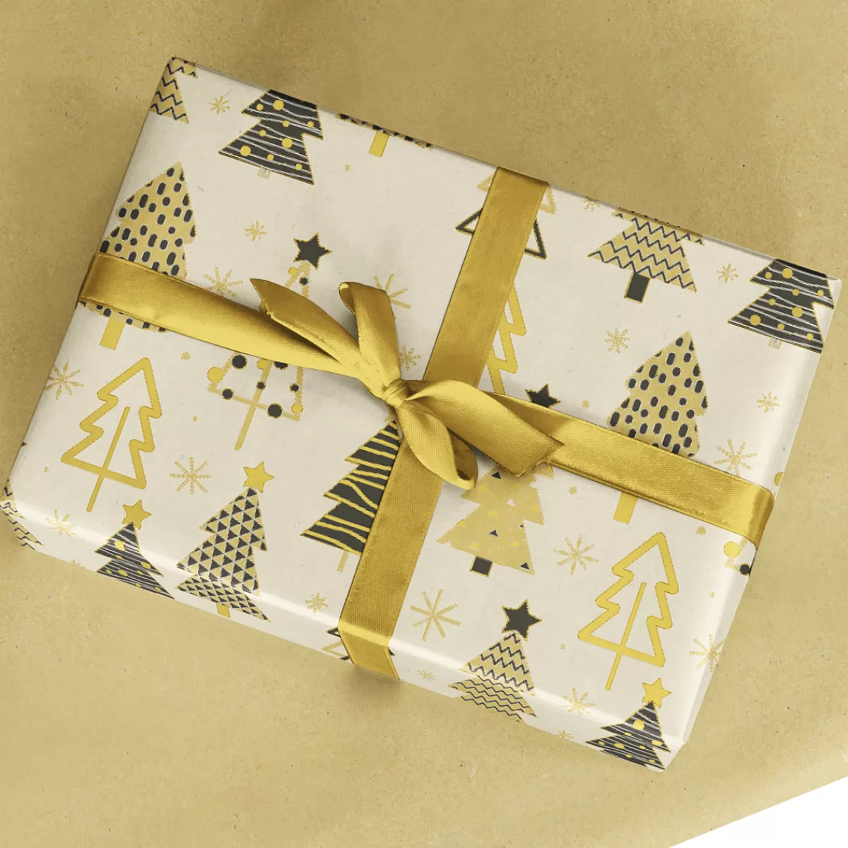 DecoWoerner Papier Kraft Recyclé Avec Arbres De Noël Beige, Noir & Or - Rouleau De 50 M De Papier Cadeau