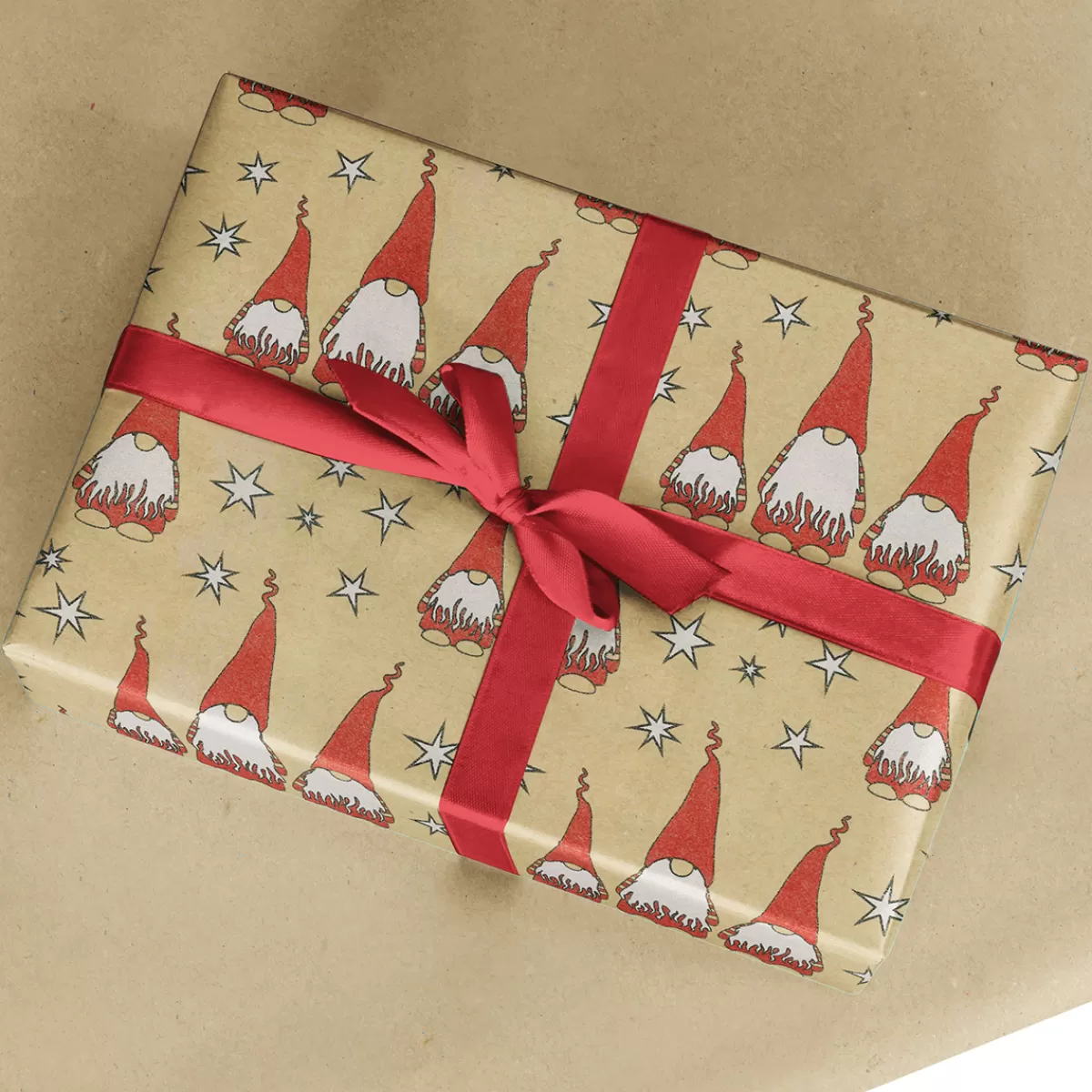 DecoWoerner Papier Kraft Recyclé Avec Lutins Rouges & étoiles Blanches - Rouleau De 50 M De Papier Cadeau