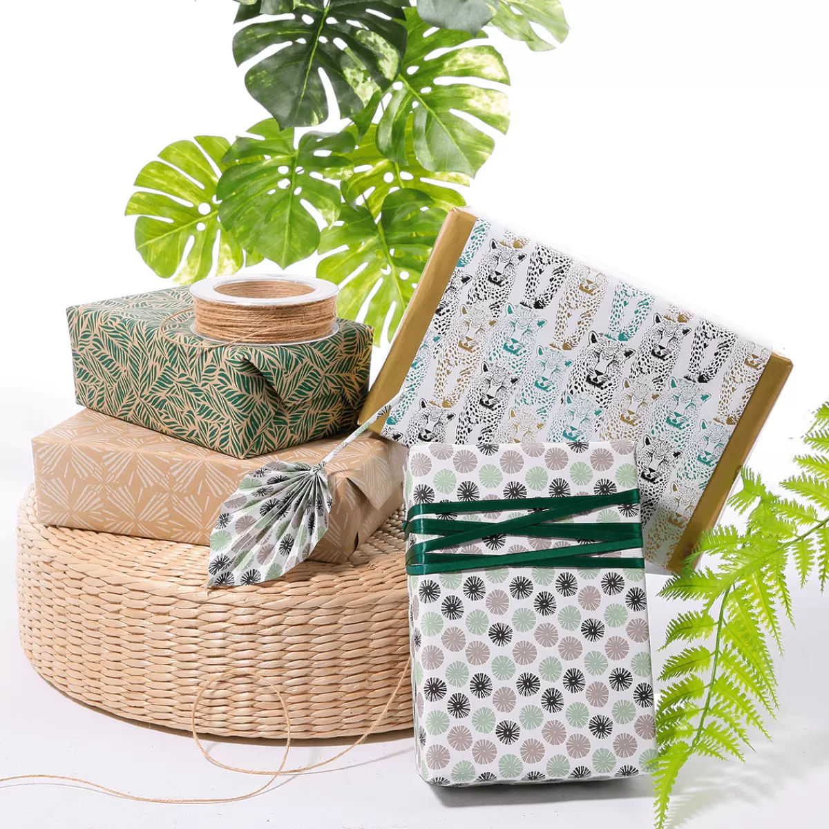 DecoWoerner Papier Kraft Recyclé Avec Motifs Géométriques Blancs - Rouleau De 50 M De Papier Cadeau