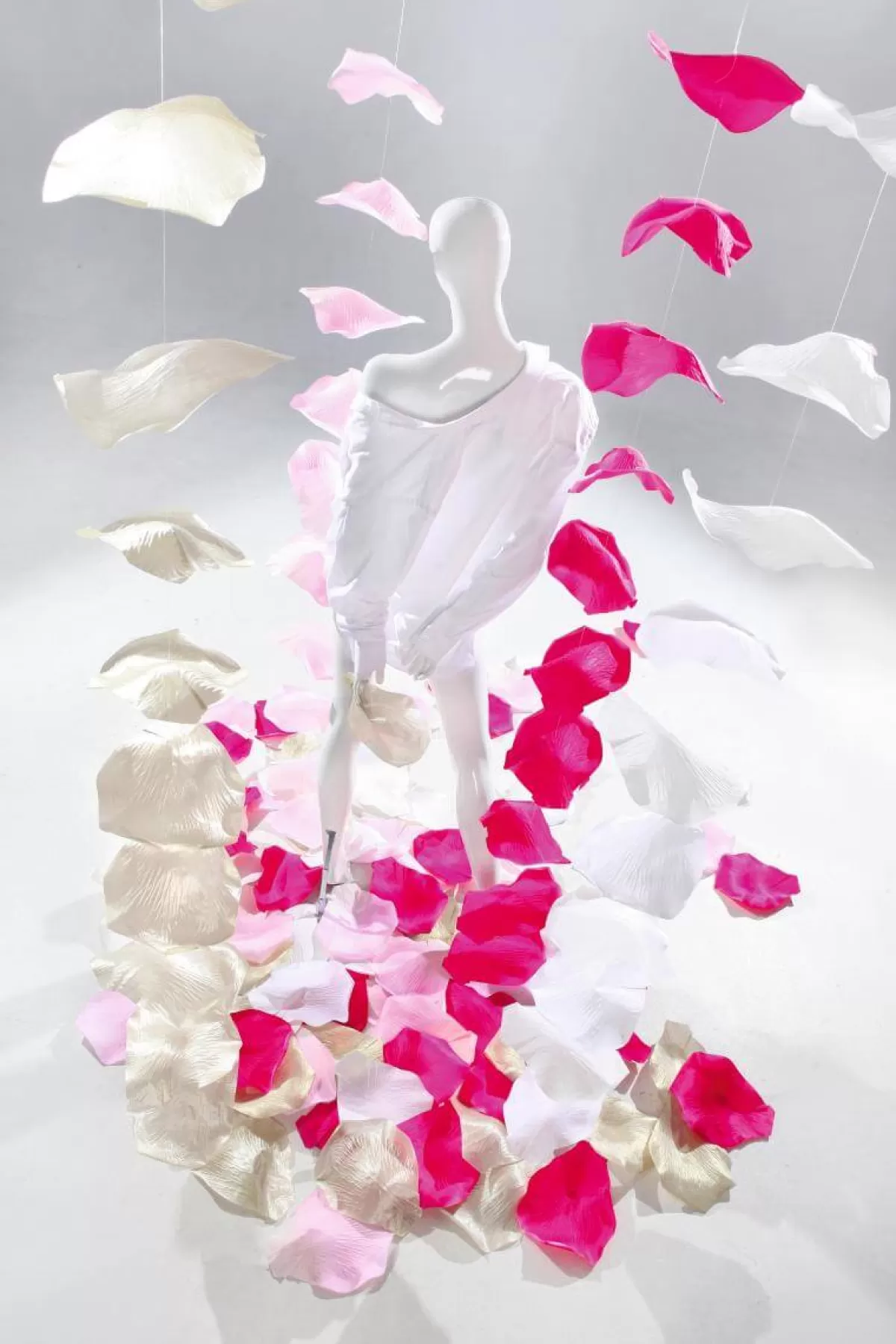 ptales_de_roses_dco_xl__28_cm_blanches_30_pces_4.webp DecoWoerner Pétales De Roses Déco XL, Ø 28 Cm, hes, 30 Pces