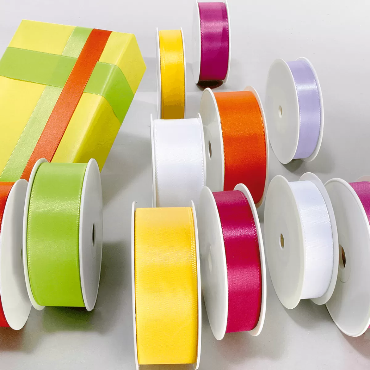 ruban_de_taffetas_avec_lisire_tisse_25_mm_50_m_blanc_4.webp DecoWoerner Ruban De Taffetas Avec Lisière Tissée 25 Mm, 50 M,