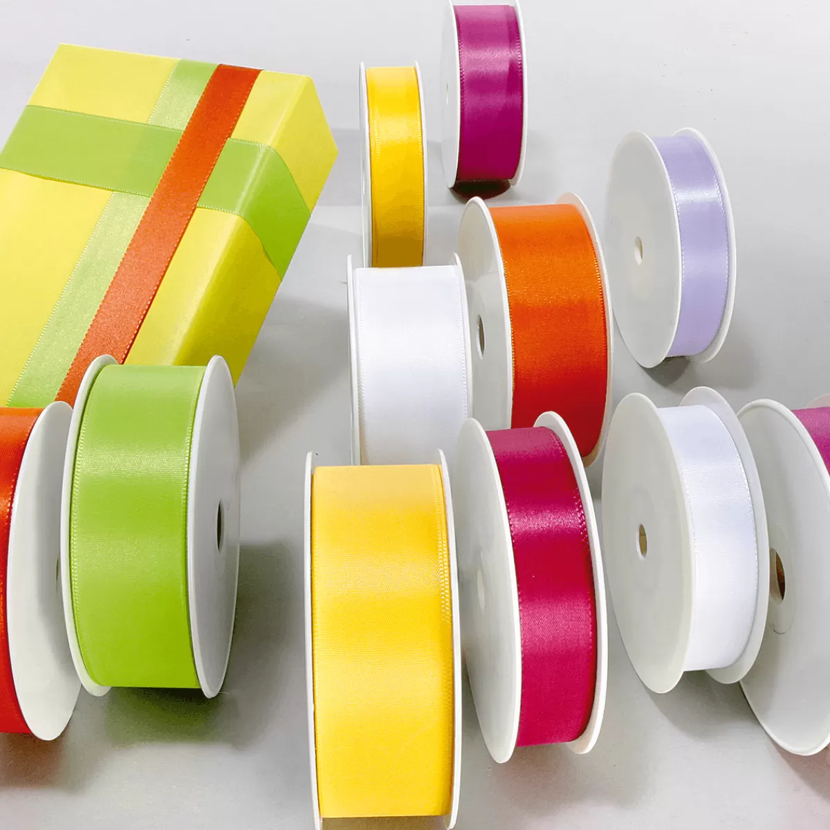 DecoWoerner Ruban De Taffetas Avec Lisière Tissée 25 Mm, 50 M, Pomme