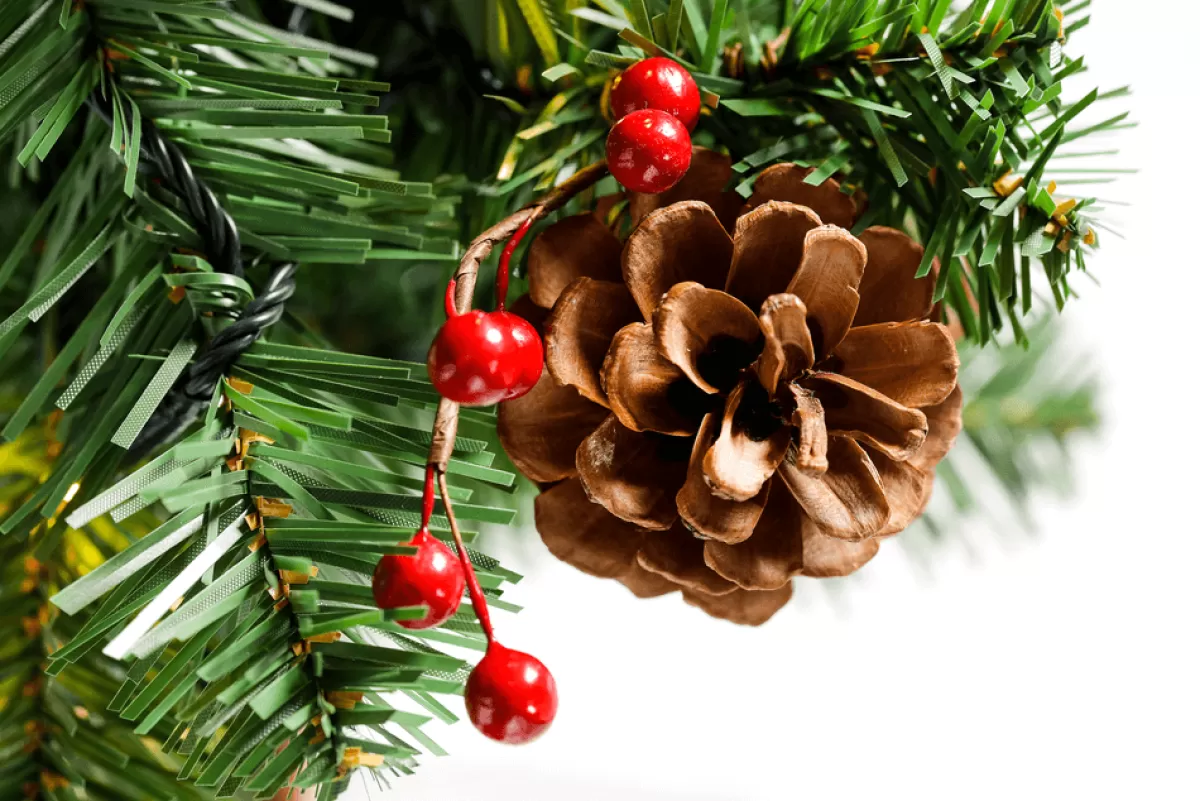 sapin_de_nol_artificiel_dcor_de_led_boules_de_nol_rouges_nuds_toiles_de_nol_et_petits_cadeaux_210_cm_4-1.webp DecoWoerner Sapin De Noël Artificiel Décoré De LED, Boules De Noël s, Nœuds, étoiles De Noël Et Petits Cadeaux 210 Cm