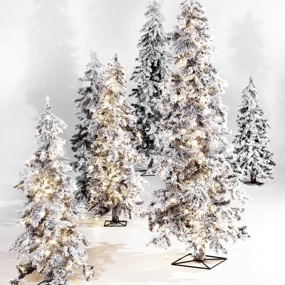 DecoWoerner Sapin D'hiver, Sapin Artificiel En Luvi Enneigé Avec Lumière LED, 210 Cm