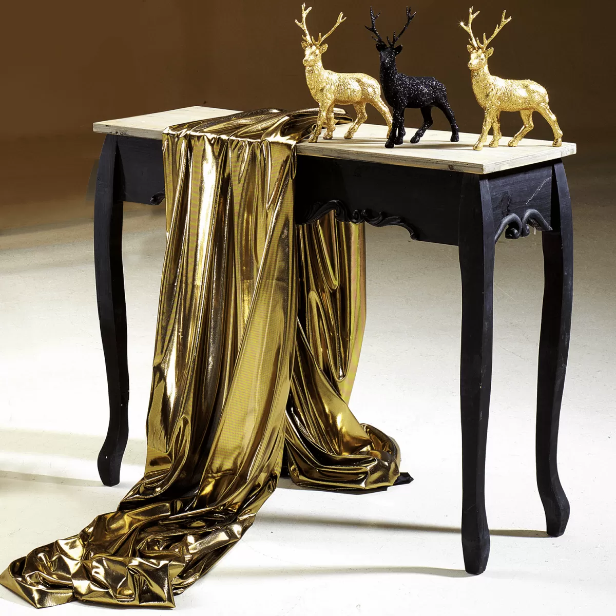 tissu_brillant_chandail_de_fleuret_or_larg_110_cm_3.webp DecoWoerner Tissu Brillant Chandail De Fleuret Larg. 110 Cm