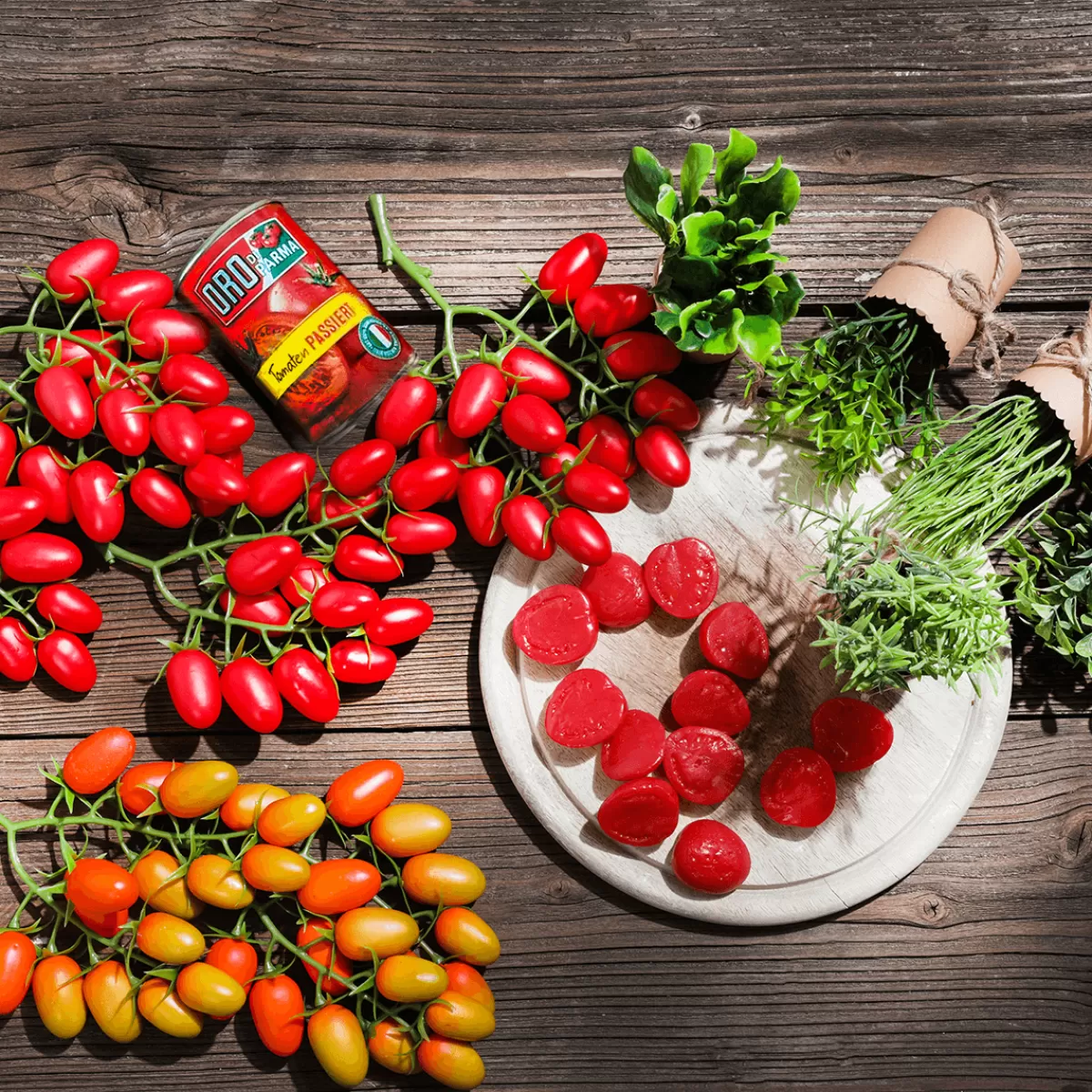 DecoWoerner Tomates Roma En Grappe Factices Pour L'alimentation, Paquet De 2 Pièces